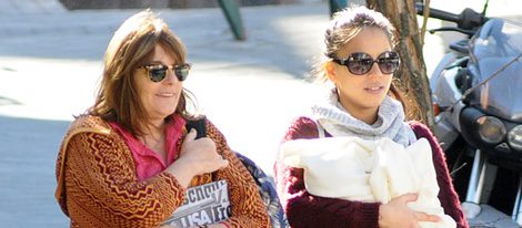 Primer paseo de Lola Melendi con su madre Julia Nakamatsu y su abuela materna