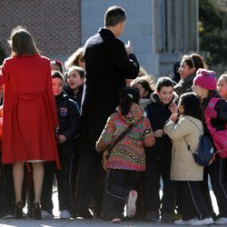 Los Reyes Felipe y Letizia saludan a unos niños ante el Museo del Prado