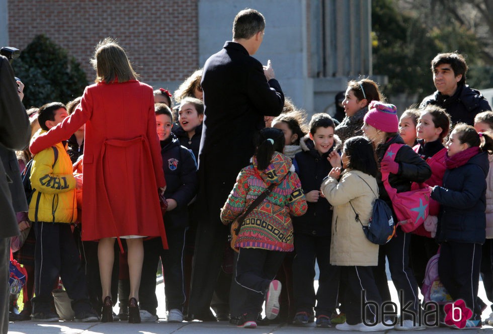 Los Reyes Felipe y Letizia saludan a unos niños ante el Museo del Prado