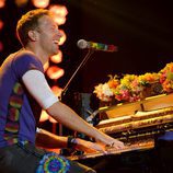 Chris Martin actuando en la entrega de los Premios NME 2016 en Londres