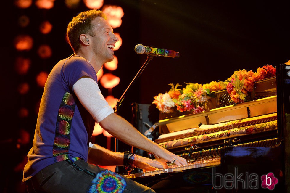 Chris Martin actuando en la entrega de los Premios NME 2016 en Londres