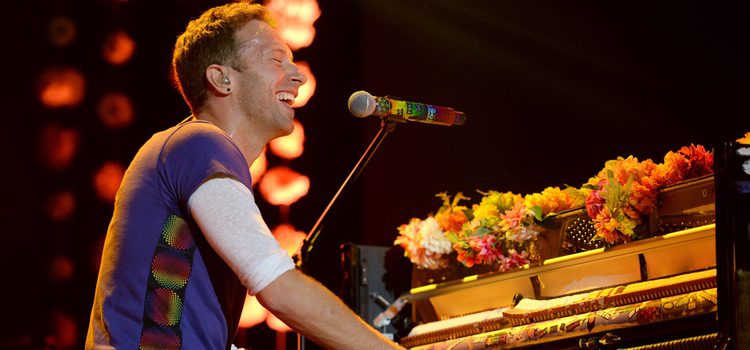 Chris Martin actuando en la entrega de los Premios NME 2016 en Londres