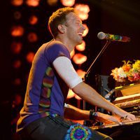 Chris Martin actuando en la entrega de los Premios NME 2016 en Londres