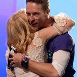 Chris Martin y Kylie Minogue abrazándose en la entrega de los Premios NME 2016 en Londres