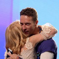 Chris Martin y Kylie Minogue abrazándose en la entrega de los Premios NME 2016 en Londres