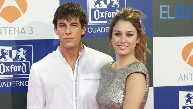 Mario Casas y Blanca Suarez en la presentación de 'El Barco'