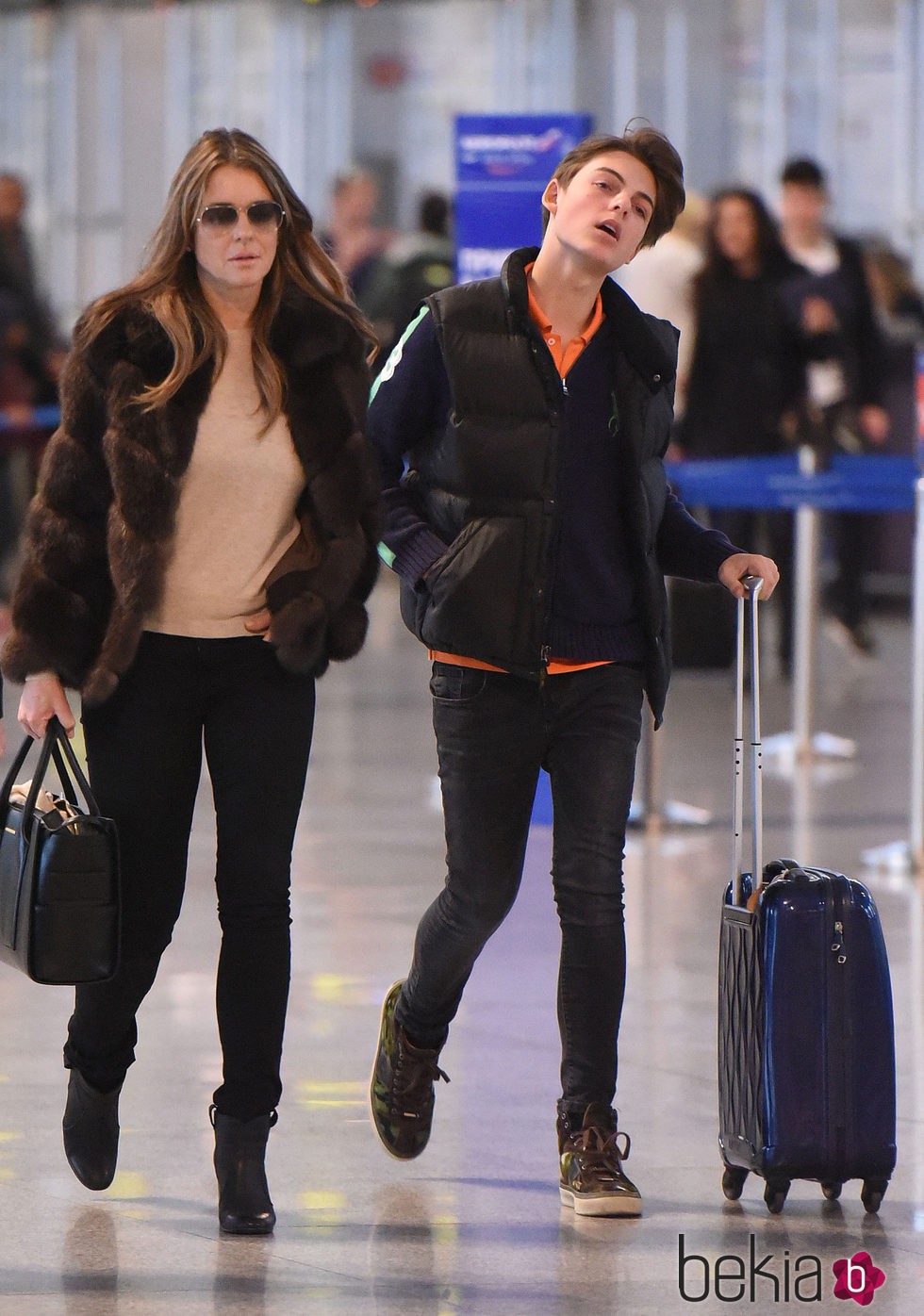 Liz Hurley llega al aeropuerto de Marbella con su hijo Damian Charles