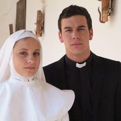 Mario Casas y Michelle Jenner en 'Los Hombres de Paco'