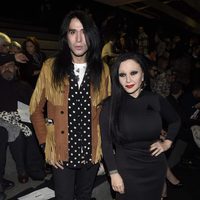 Alaska y Mario Vaquerizo en el desfile de David Delfín en Madrid Fashion Week otoño/invierno 2016/2017