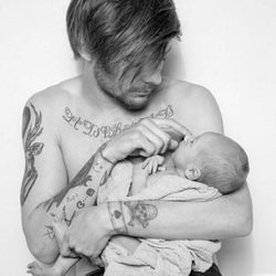 Louis Tomlinson sostiene en brazos a su hijo Freddie