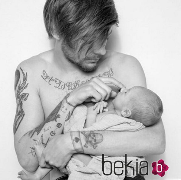 Louis Tomlinson sostiene en brazos a su hijo Freddie