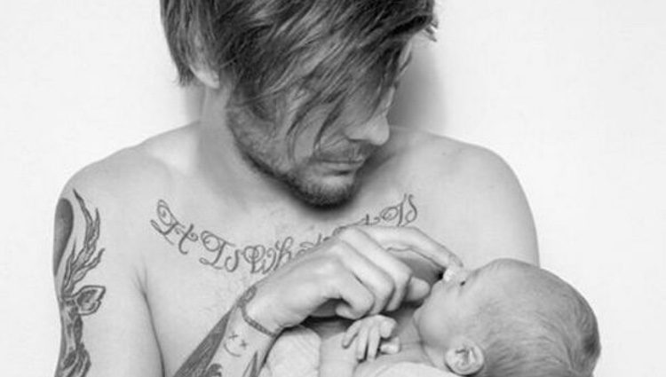 Louis Tomlinson sostiene en brazos a su hijo Freddie