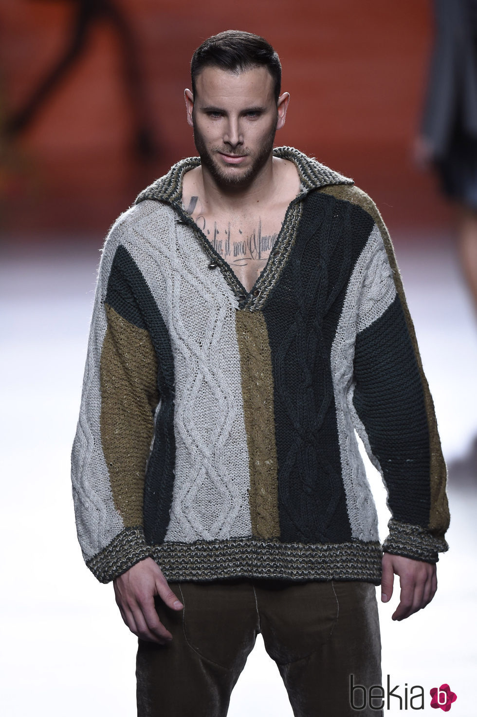 Esteban de 'Gandía Shore' desfilando para Francis Montesinos en la FW de Madrid colección otoño/invierno 2016/2017