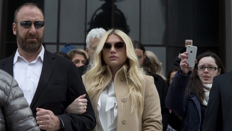 Kesha abandonando la Corte Suprema de Manhattan tras el juicio contra Dr. Luke