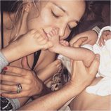 Luisana Lopilato entre los pies de sus dos hijos