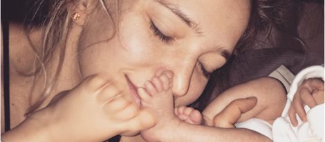 Luisana Lopilato entre los pies de sus dos hijos