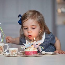 Leonor de Suecia soplando las velas de la tarta en su 2 cumpleaños