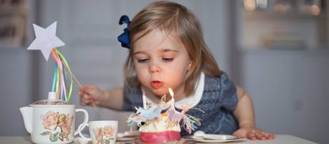 Leonor de Suecia soplando las velas de la tarta en su 2 cumpleaños