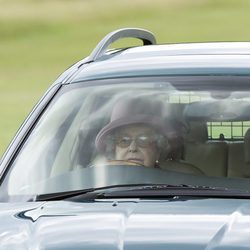 La Reina Isabel II conduciendo un coche en Windsor