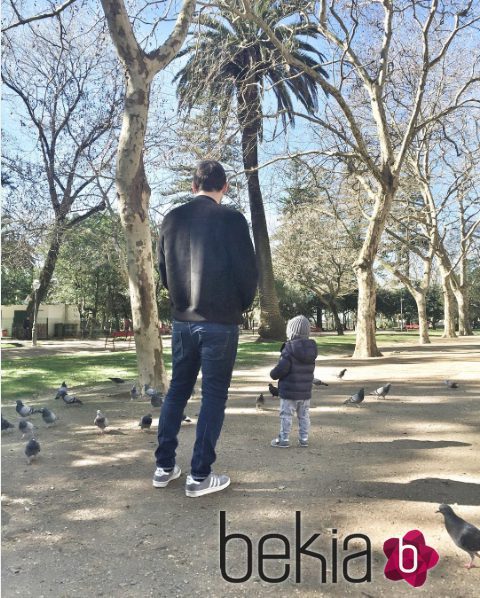 Iker Casillas de paseo con su hijo Martín Casillas 