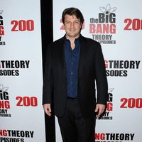 Nathan Fillion en la fiesta de 'The Big Bang Theory' por sus 200 capítulos