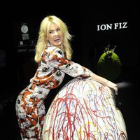 Adriana Abenia se divierte en el desfile de Ion Fiz en Madrid Fashion Week otoño/invierno 2016/2017