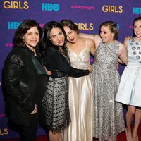 Jenni Konner, Lena Dunham, Jemima Kirke, Allison Williams, Zosia Mamet y Judd Apatow en el estreno de la tercera temporada de 'Girls'