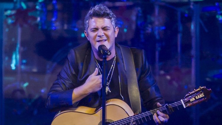 Alejandro Sanz ofreciendo un concierto en Mexico