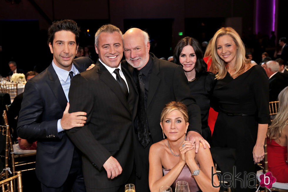 Los actores de Friends junto a James Burrows en NBC