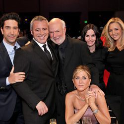 Los actores de Friends junto a James Burrows en NBC