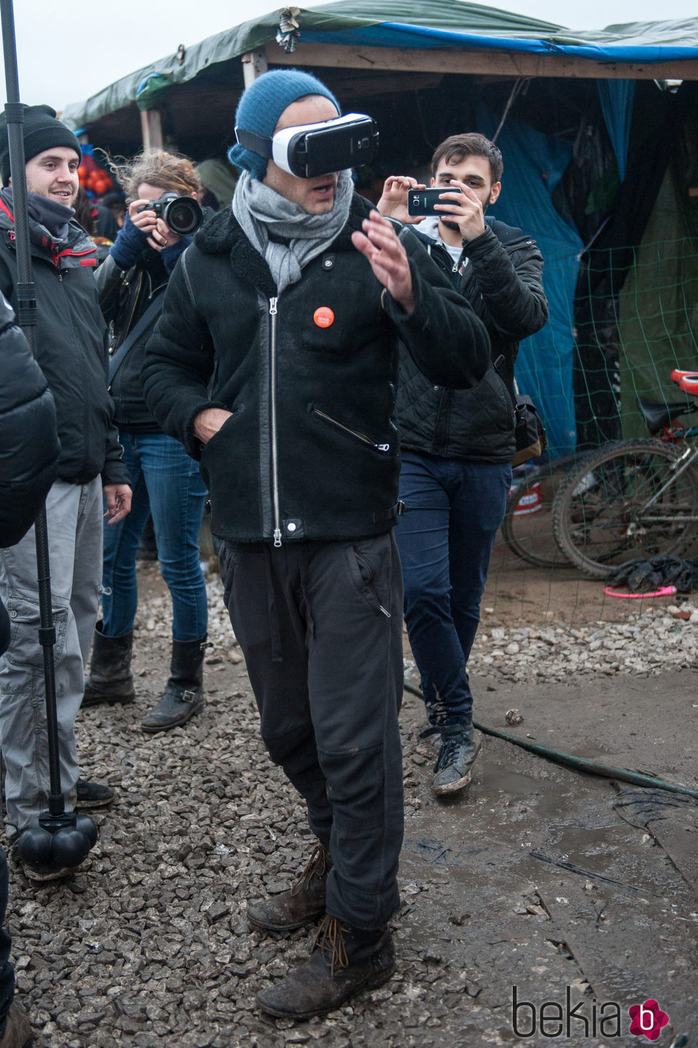 Jude Law con unas gafas de realidad virtual durante su visita al campo de refugiados de Calais