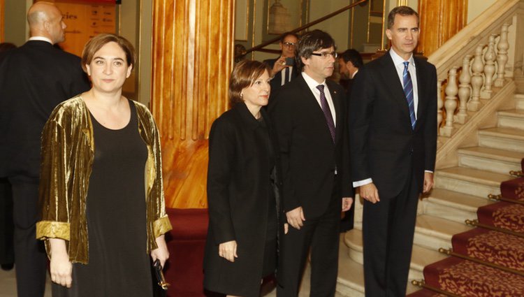 Ada Colau, Carles Puigdemont y el Rey Felipe VI en el Mobile World Congress 2016