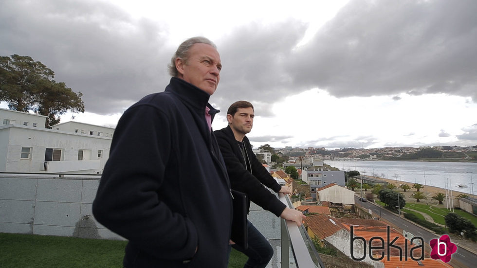 Iker Casillas y Bertín Osborne miran las vistas desde la casa de Casillas en 'En la tuya o en la mía'