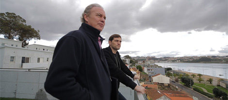 Iker Casillas y Bertín Osborne miran las vistas desde la casa de Casillas en 'En la tuya o en la mía'