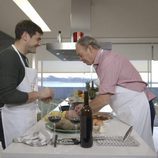 Iker Casillas y Bertín Osborne cocinando en 'En la tuya o en la mía'