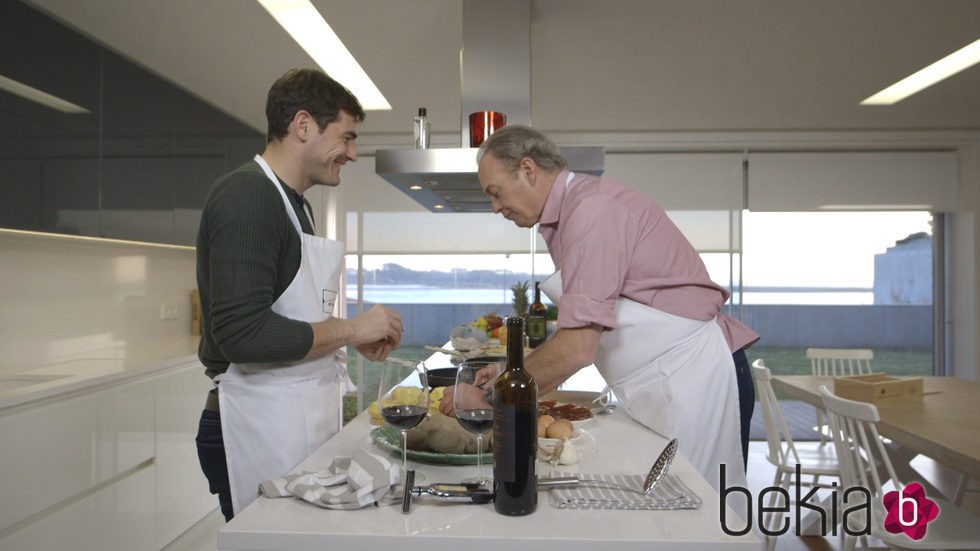 Iker Casillas y Bertín Osborne cocinando en 'En la tuya o en la mía'