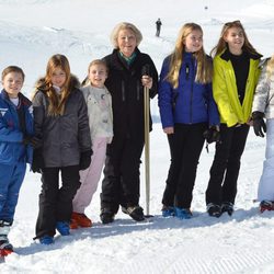 Beatriz de Holanda posa con 6 de sus 8 nietos en sus vacaciones de invierno en Austria