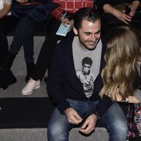 Emiliano Suárez y Carola Beleztena muy cariñosos en el desfile de Francis Montesinos de la Prada en Madrid Fashion Week otoño/invierno 2016/2017