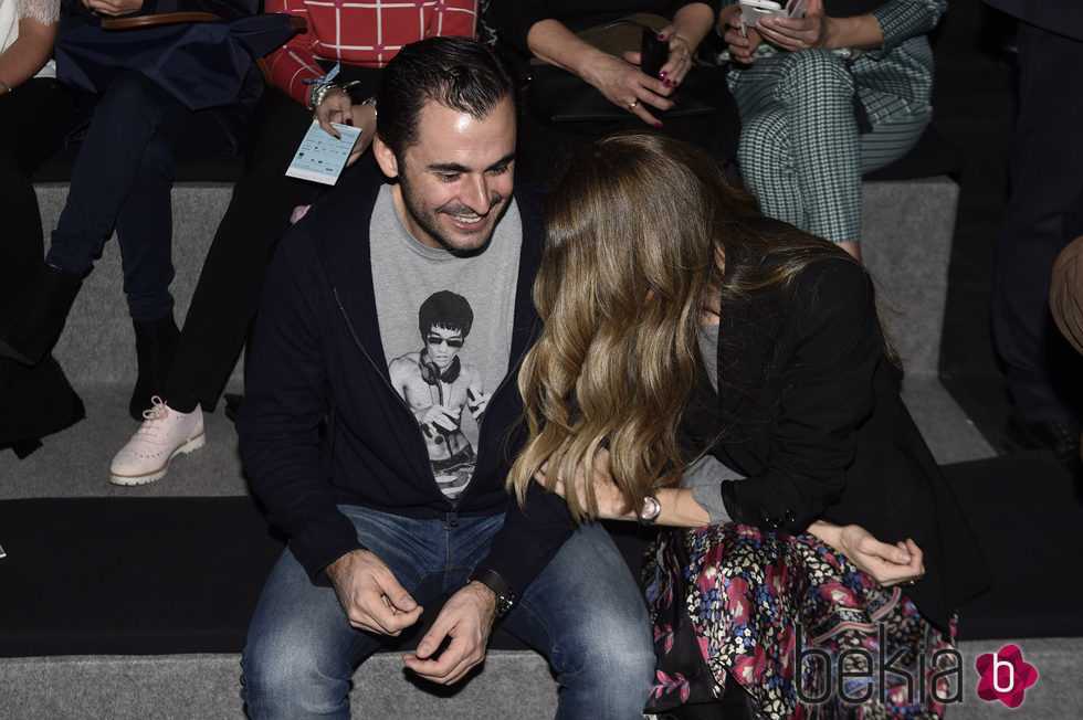 Emiliano Suárez y Carola Beleztena muy cariñosos en el desfile de Francis Montesinos de la Prada en Madrid Fashion Week otoño/invierno 2016/2017