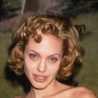 Angelina Jolie con el pelo rubio 