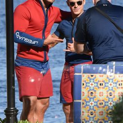 Zac Efron y Dwayne Johnson retratándose en un descanso del rodaje de 'Los vigilantes de la playa'