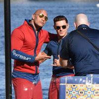 Zac Efron y Dwayne Johnson retratándose en un descanso del rodaje de 'Los vigilantes de la playa'