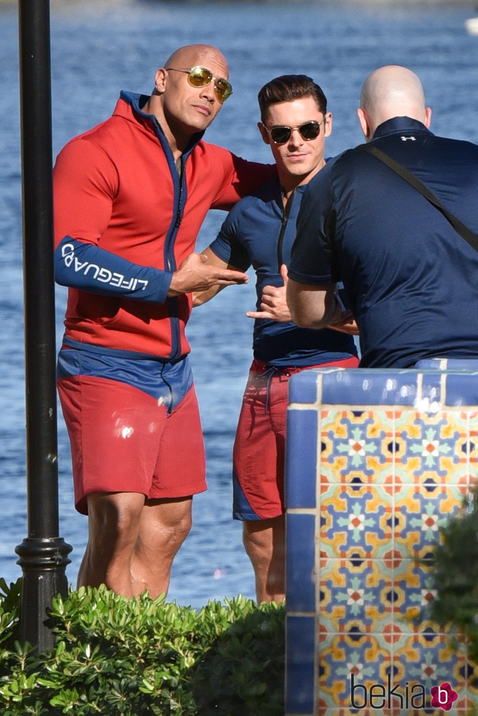 Zac Efron y Dwayne Johnson retratándose en un descanso del rodaje de 'Los vigilantes de la playa'