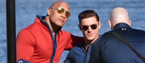 Zac Efron y Dwayne Johnson retratándose en un descanso del rodaje de 'Los vigilantes de la playa'