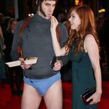 Sacha Baron Cohen presenta 'Grimsby' en calzoncillos junto a Isla Fisher