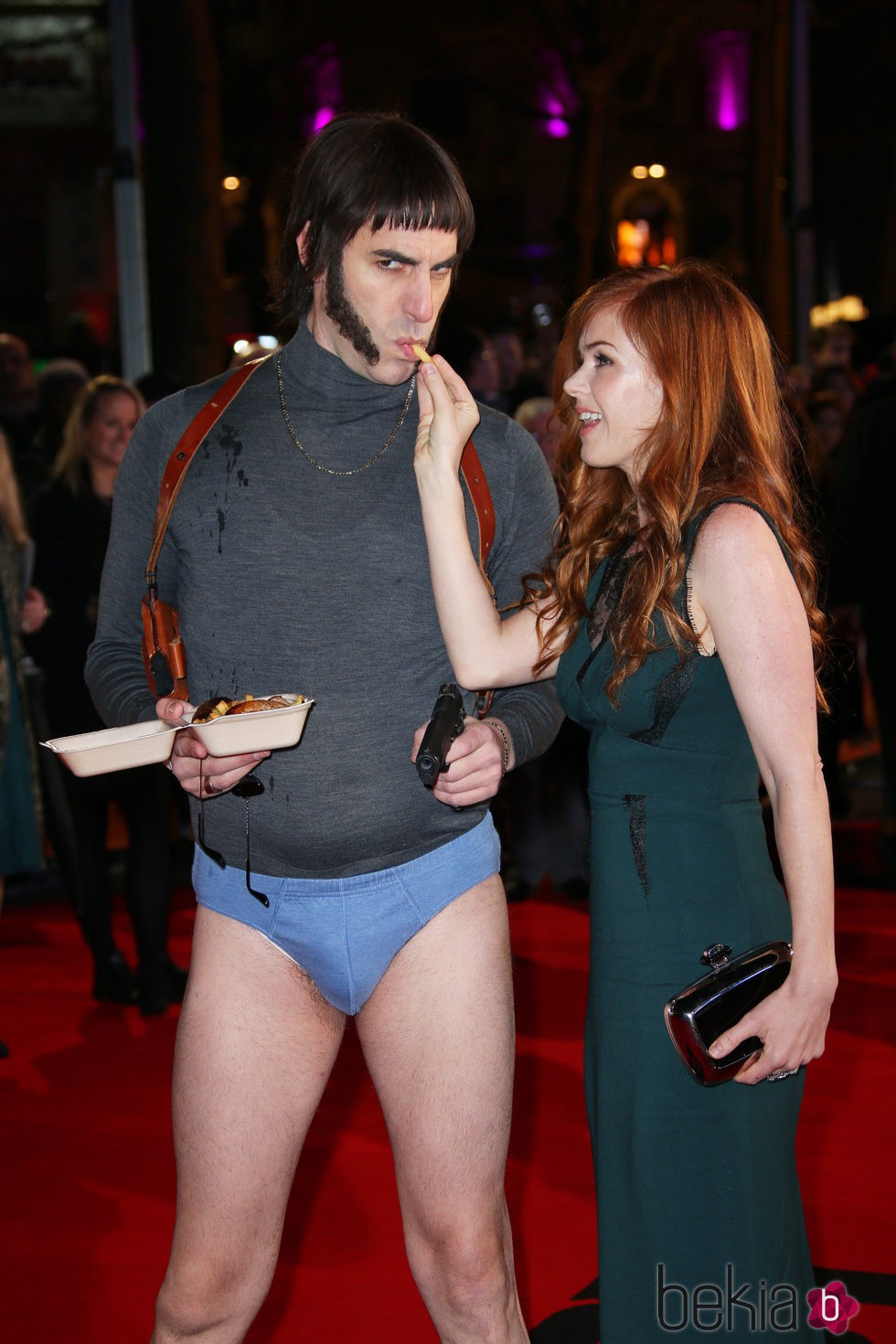 Sacha Baron Cohen presenta 'Grimsby' en calzoncillos junto a Isla Fisher