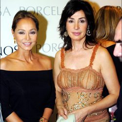 Isabel Preysler y Carmen Martínez-Bordiú en un evento de Porcelanosa