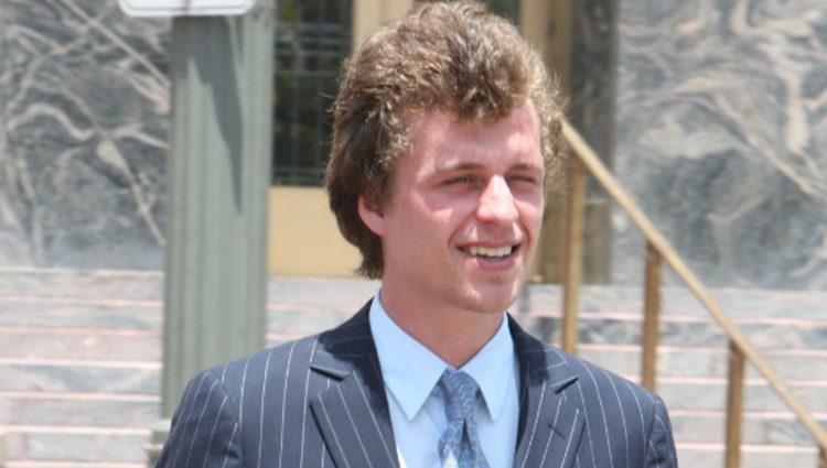 Conrad Hilton a la salida de los juzgados tras declarar por el incidente del vuelo