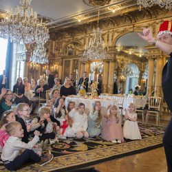 Magdalena de Suecia y su hija Leonor con los niños de My Big Day viendo al mago Tobbe