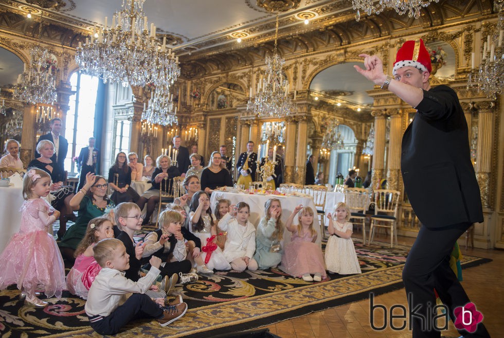 Magdalena de Suecia y su hija Leonor con los niños de My Big Day viendo al mago Tobbe